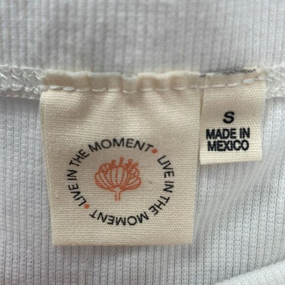 [s] Caution To The Wind Women’s White Boho Chic Off The Shoulder Crop Top - Picture 8 of 8